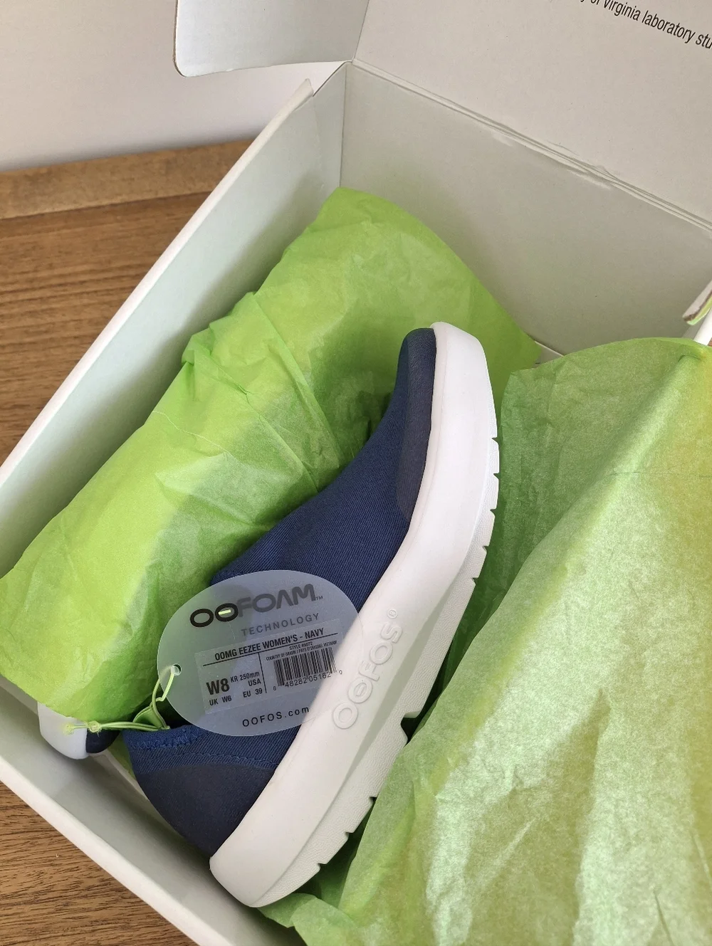 (New) OOFOS – OOmg eeZee Low Recovery Shoes (Navy) – Women's 8